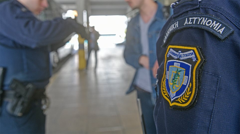 Κορωνοϊός: Σε καραντίνα 15 αστυνομικοί που ήρθαν σε επαφή με τον μετανάστη στη Μαλακάσα