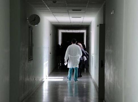 Κορωνοϊός: Προβληματισμός για τον θάνατο 52χρονου – «’Υπουλο νόσημα» λέει ο καθηγητής Γιαμαρέλλος