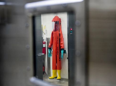 Κορωνοϊός: Πόση βάση έχει η θεωρία περί κατασκευής του στο εργαστήριο;