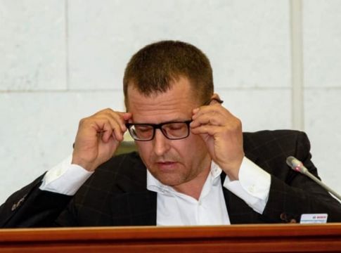 Κορωνοϊός – Ουκρανία: Δήμαρχος σκάβει τάφους για να πείσει τους πολίτες να τηρήσουν τα μέτρα