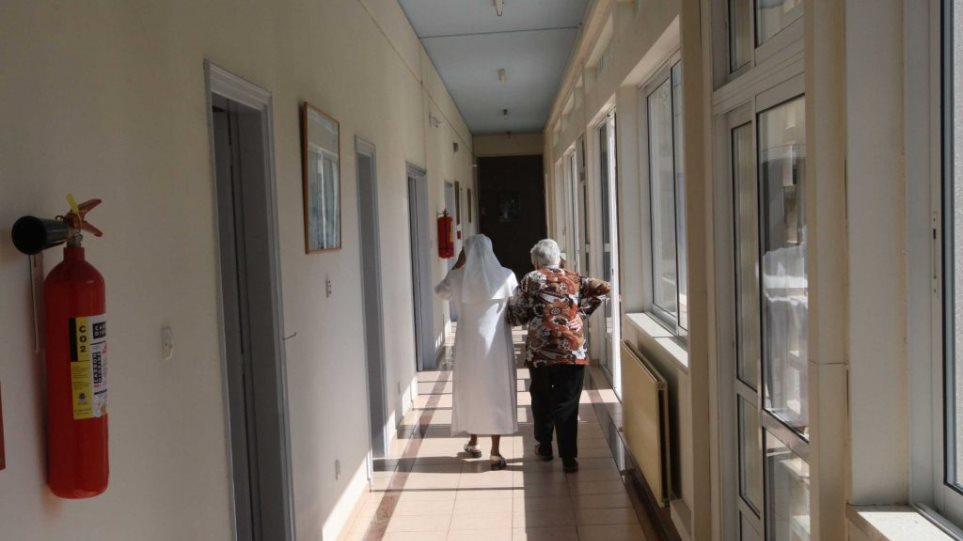 Κορωνοϊός – Έρευνα: Οι μισοί Ευρωπαίοι που πεθαίνουν από τον ιό είναι σε γηροκομεία