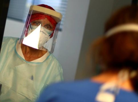 Σημαντικό όπλο στη μάχη κατά του κοροναϊού οι διαφανείς ασπίδες προσώπου