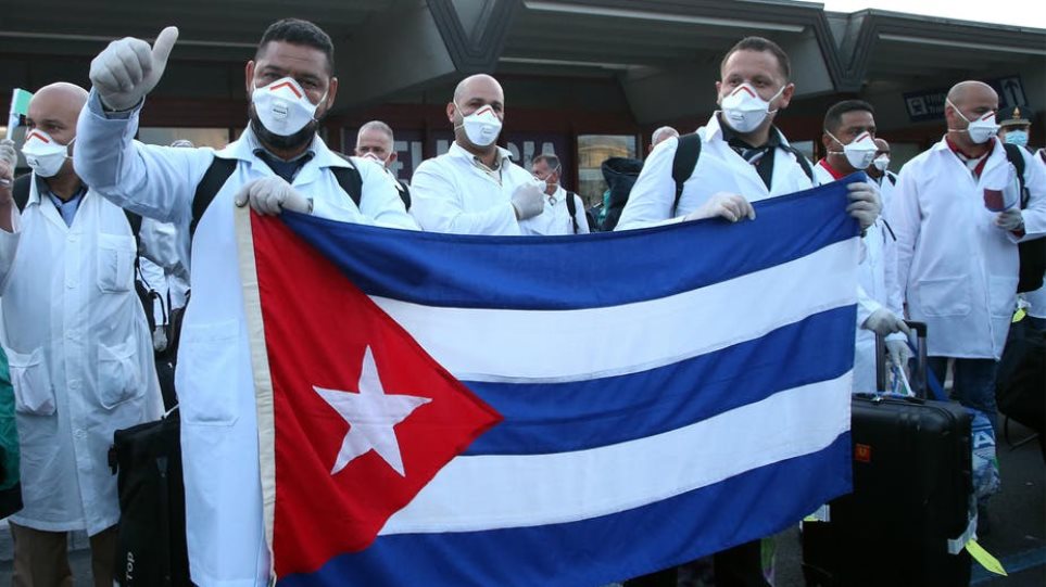 Kορωνοϊός: Πάνω από 200 Κουβανοί γιατροί έφθασαν για βοήθεια στη Νότια Αφρική