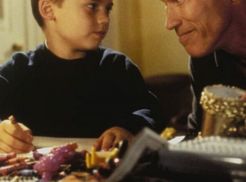 Πολύ γέλιο: Πατέρας προσπαθεί να εξηγήσει στον 5χρονο γιο του τι είναι κορονοϊός