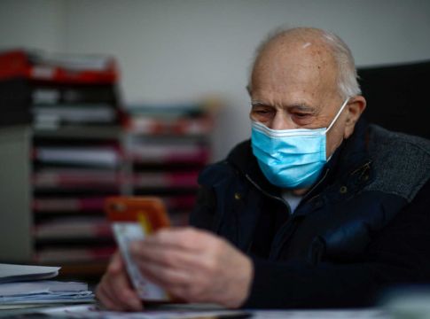 Συγκλονιστικό: 98χρονος γιατρός συνεχίζει να εργάζεται αψηφώντας τον κίνδυνο