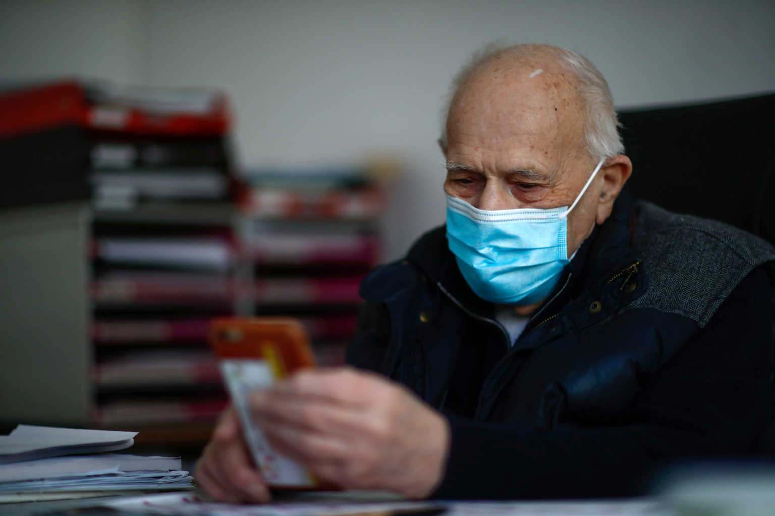 Συγκλονιστικό: 98χρονος γιατρός συνεχίζει να εργάζεται αψηφώντας τον κίνδυνο