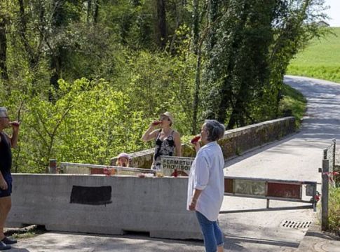 Κορωνοϊός: Στην Ελβετία οι παππούδες θα μπορούν να παίρνουν αγκαλιά τα εγγόνια τους