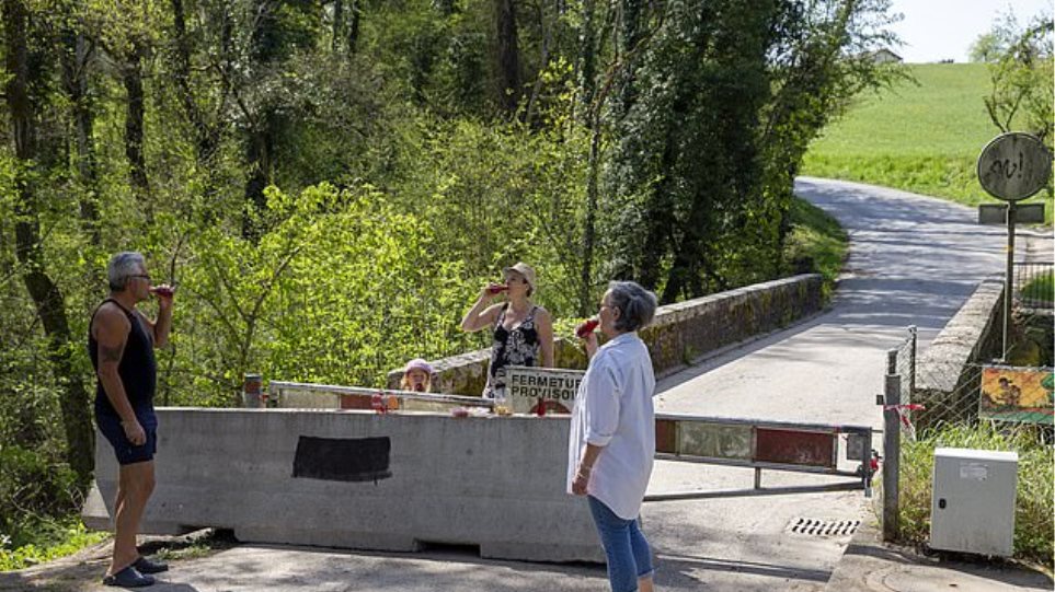 Κορωνοϊός: Στην Ελβετία οι παππούδες θα μπορούν να παίρνουν αγκαλιά τα εγγόνια τους