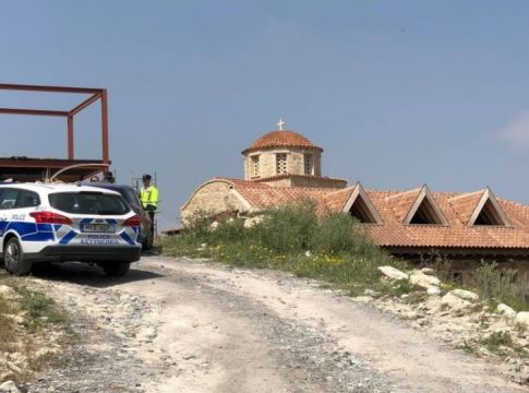 Κύπρος: Δεκάδες πιστοί «ταμπουρώθηκαν» στο Μοναστήρι του Αγίου Γεωργίου