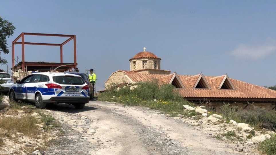 Κύπρος: Δεκάδες πιστοί «ταμπουρώθηκαν» στο Μοναστήρι του Αγίου Γεωργίου