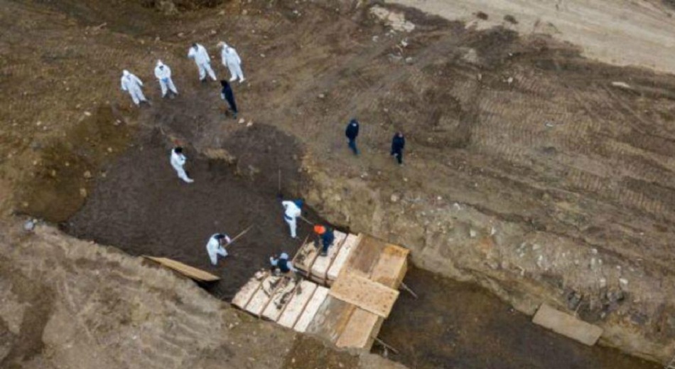 Κορωνοϊός – Νέα Υόρκη : Σοκαριστικές εικόνες και βίντεο από ομαδικό τάφο