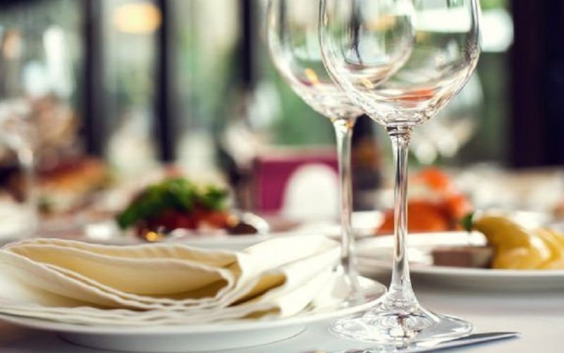 Κορωνοϊός – Δανία: Κορυφαίο εστιατόριο σερβίρει τσιζμπέργκερ και κρασί