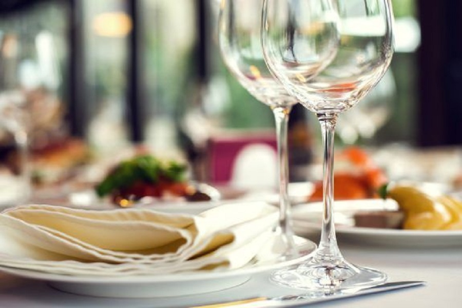 Κορωνοϊός – Δανία: Κορυφαίο εστιατόριο σερβίρει τσιζμπέργκερ και κρασί