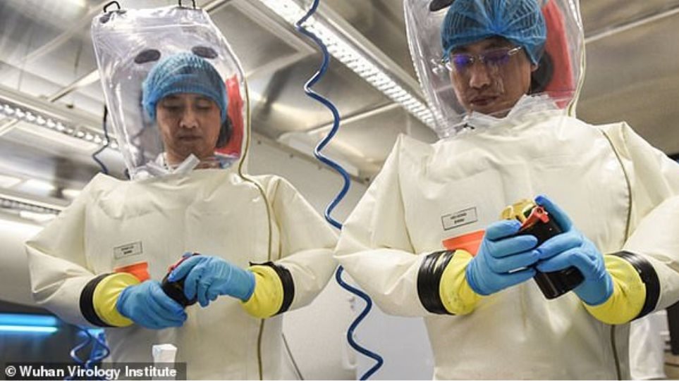 Kορωνοϊός: Eπιστήμονες θυμίζουν… αστροναύτες στο Ινστιτούτο Ιολογίας της Ουχάν – Δείτε φωτογραφίες