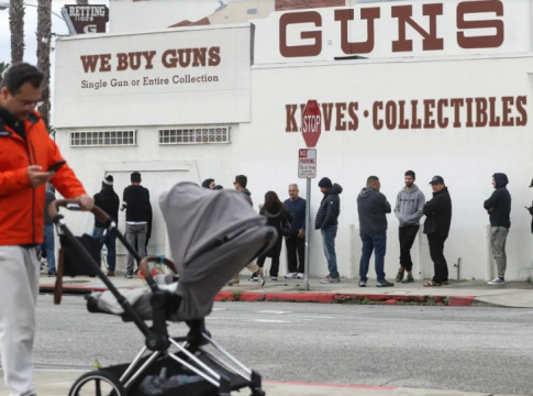 Κορωνοϊός: Αμερικανοί αγόρασαν 2.400.000 όπλα σε ένα μήνα και «ταμπουρώνονται» στα σπίτια τους