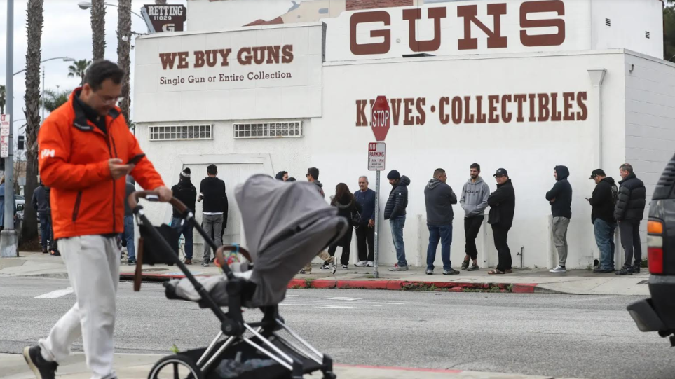 Κορωνοϊός: Αμερικανοί αγόρασαν 2.400.000 όπλα σε ένα μήνα και «ταμπουρώνονται» στα σπίτια τους