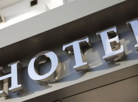 Κορωνοϊός: Δέσμιοι των πιέσεων των ξένων tour operators οι Έλληνες ξενοδόχοι