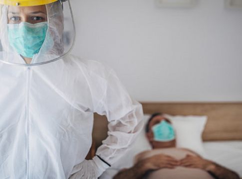 Κορονοϊός: Βήμα-βήμα πώς χειριζόμαστε τα προστατευτικά ρούχα και αξεσουάρ όταν μπαίνουμε και βγαίνουμε σε δωμάτιο ασθενούς