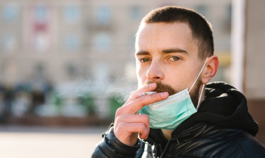 Κορονοϊός: Τι λένε οι ειδικοί σχετικά με το κάπνισμα – Τα συμπτώματα και η πιθανότητα θανάτου