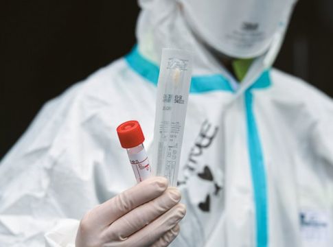 Κορωνοϊός: Κινέζοι επιστήμονες απομόνωσαν «πολύ αποτελεσματικά» αντισώματα κατά του ιού