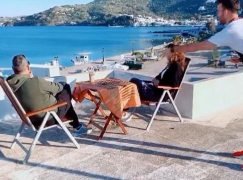 Βίντεο-έπος στην Πάτμο: Έτσι θα μας σερβίρουν καφέ μετά την καραντίνα