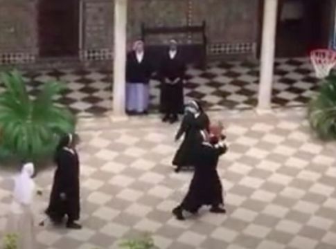 Viral: Καλόγριες στην Ισπανία παίζουν μπάσκετ για να ξεσκάσουν (vid)