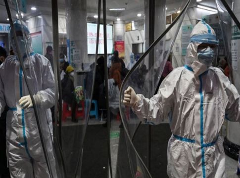 Κορωνοϊός: Eίναι δύο φορές πιο μεταδοτικός απ’ ό,τι πίστευαν μέχρι τώρα οι επιστήμονες