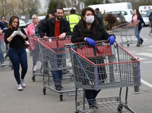 Κορωνοϊός – Βρετανία: Eφαρμογή παρακολούθησης που ανιχνεύει φορείς του ιού προωθεί η κυβέρνηση