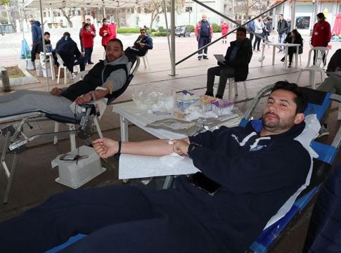 Βγήκαν ΜΟΝΟ για να δώσουν αίμα στη Λάρισα και καλά έκαναν