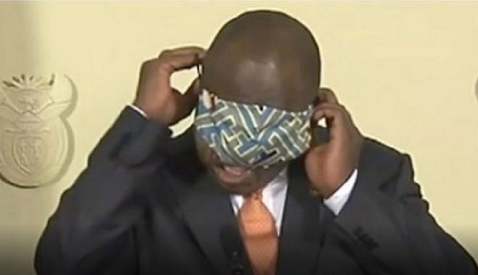 Κορονοϊός: Ο πρόεδρος της Νότιας Αφρικής πήγε να βάλει μάσκα και έγινε… viral