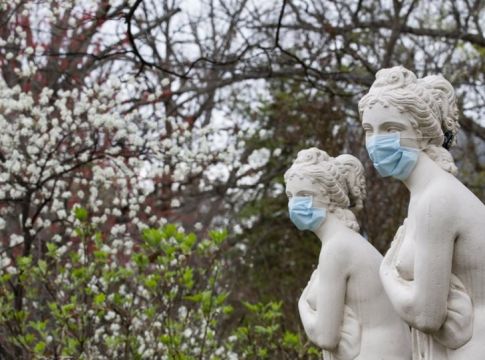 Κορωνοϊός: «Αγριεύει» η παγκόσμια «μάχη» για μάσκες – Καταγγελίες για αμφιλεγόμενες μεθόδους κρατών