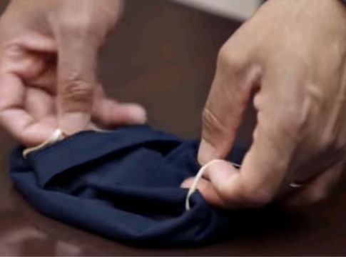 Κορωνοϊός: Πώς να φτιάξετε μάσκα από ένα… μπλουζάκι σε 45 δευτερόλεπτα – Δείτε βίντεο