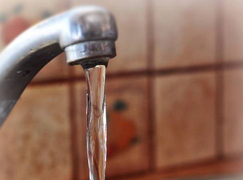 Κορονοϊός και νερό: Κολλάει από βρύσες, πισίνες και αποχέτευση; Όλα όσα πρέπει να γνωρίζετε