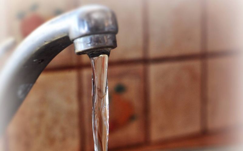 Πώς βγαίνουν εύκολα τα άλατα στον νεροχύτη και την βρύση