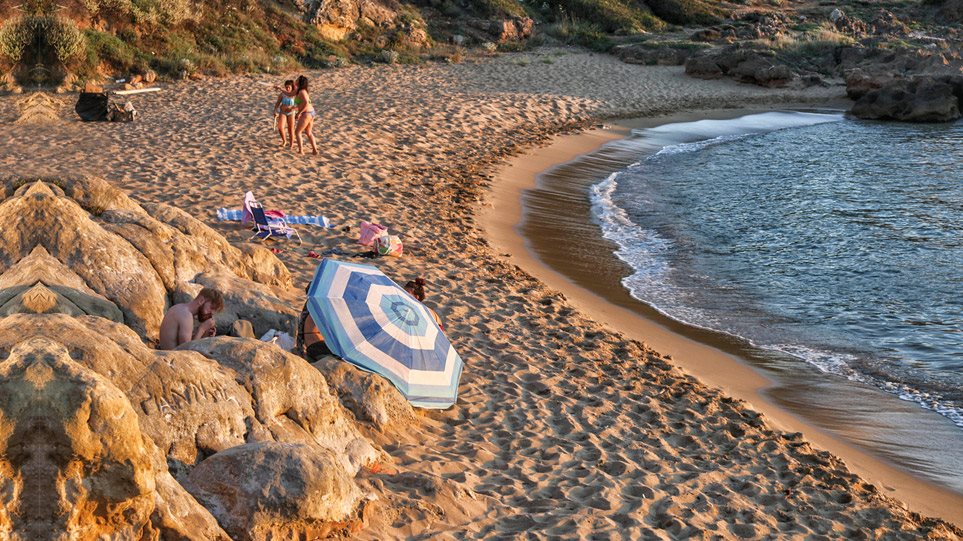 Κορωνοϊός: Τον Αύγουστο και σε σπίτια φίλων θα πάνε διακοπές οι περισσότεροι Έλληνες – Αγωνιούν ξενοδόχοι