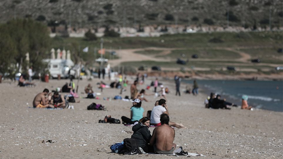 Το Σαββατοκύριακο ανοίγουν οι οργανωμένες παραλίες