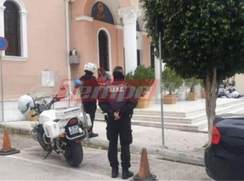 Κορωνοϊός: Κοσμοσυρροή στην εκκλησία της Αγίας Τριάδας – Δείτε φωτογραφίες