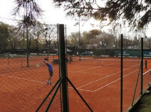 Χαμός: «Εσπασαν» την καραντίνα για να παίξουν τένις και το πλήρωσαν ακριβά (vid)