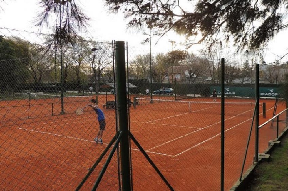 Χαμός: «Εσπασαν» την καραντίνα για να παίξουν τένις και το πλήρωσαν ακριβά (vid)