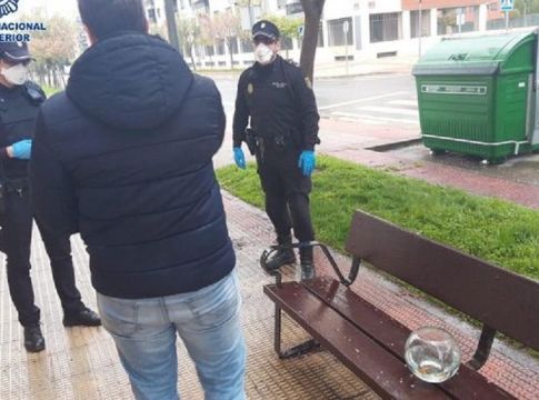 Πήγε τα ψάρια του βόλτα και τον «μάζεψαν»