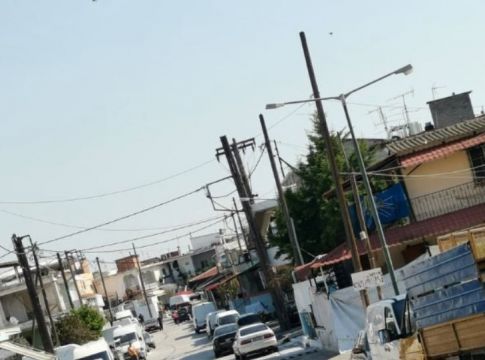 Απαγόρευση κυκλοφορίας – Λάρισα: Περιορισμένη η κίνηση στην υπό καραντίνα συνοικία της Νέας Σμύρνης