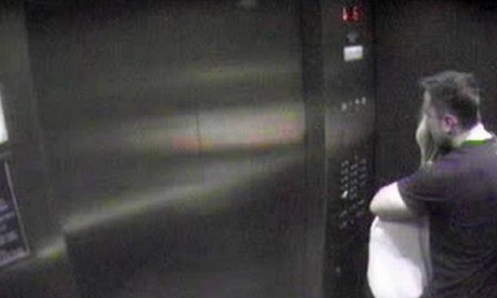 Σάλος: Διέρρευσαν φωτογραφίες – Σύζυγος πασίγνωστου ηθοποιού με τον εραστή της στο ασανσέρ