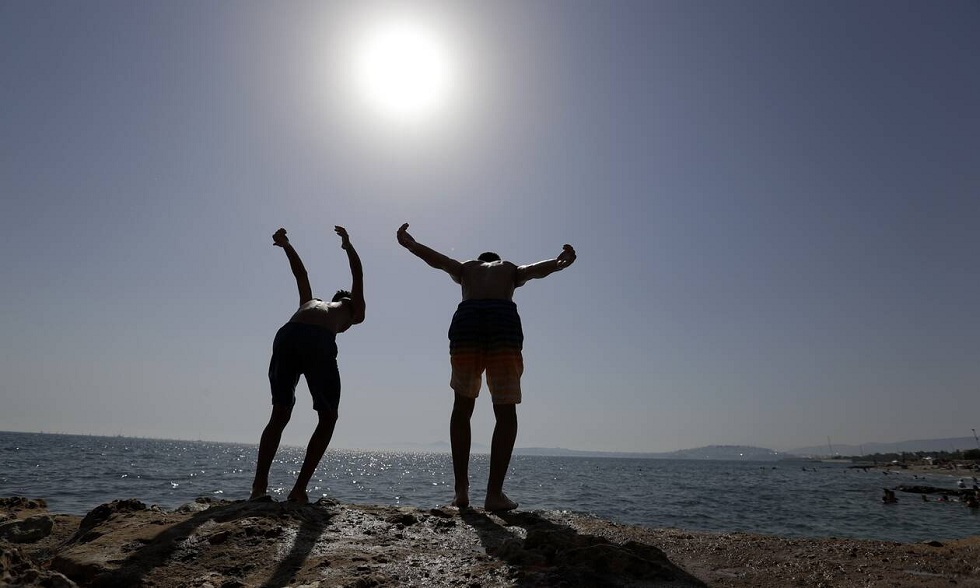 Κορονοϊός: Γιατί το καλοκαίρι αποδυναμώνει τον φονικό ιό – Πώς θα είναι φέτος το μπάνιο στην παραλία