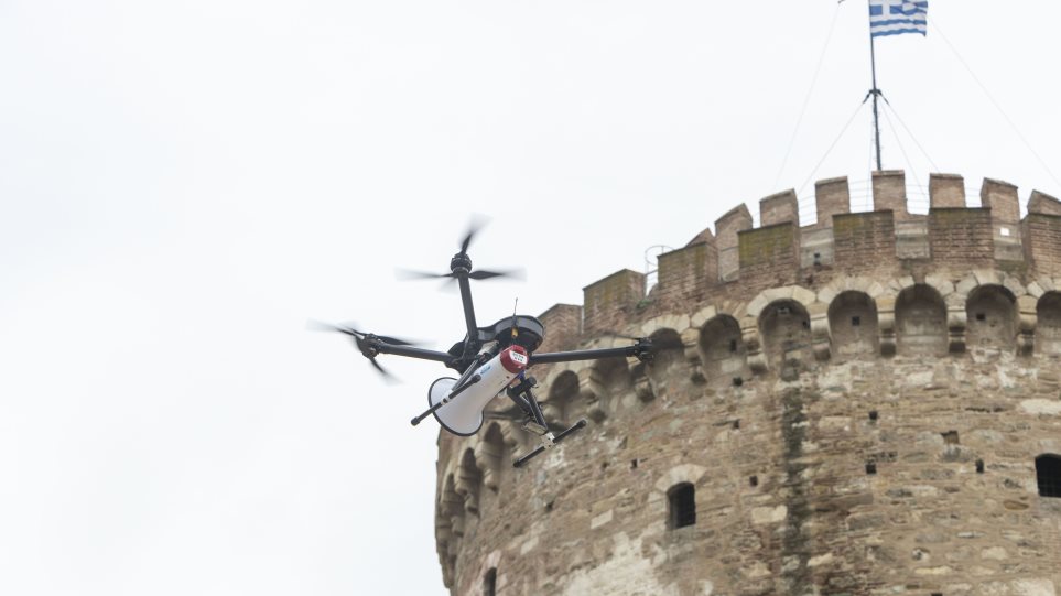 Μέτρα για τον κορωνοϊό: Με drone ενημερώνονται οι πολίτες στην παραλία της Θεσσαλονίκης