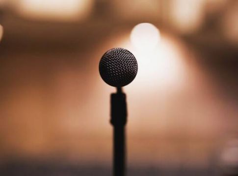 Πασίγνωστος Έλληνας τραγουδιστής άφησε το τραγούδι και έγινε…