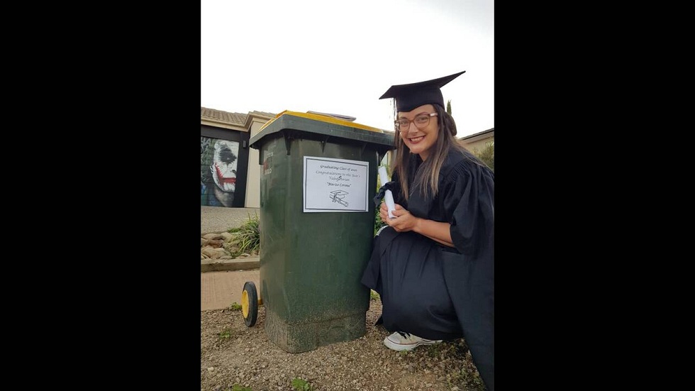 Κορωνοϊός: Πετώντας τα σκουπίδια με στυλ – Η σελίδα του facebook που… αψηφά την καραντίνα