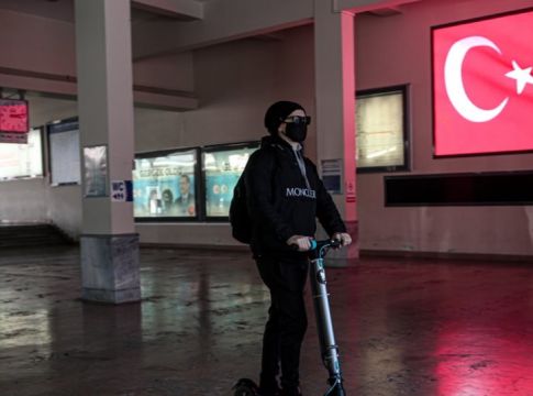 Τουρκία: Στις «συμπληγάδες» του κορωνοϊού και της οικονομικής καταστροφής