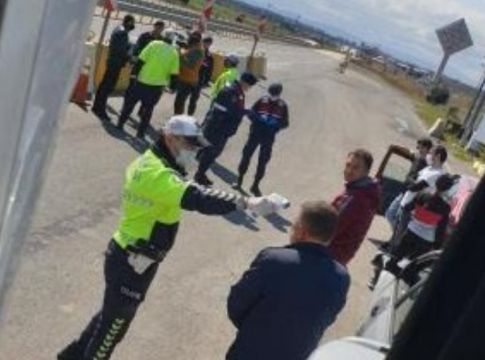 Κορωνοϊός – Τουρκία: Έλληνας οδηγός βιντεοσκοπεί τα μπλόκα θερμομέτρησης στις εθνικές οδούς