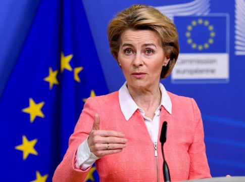 Ούρσουλα φον ντερ Λάιεν: Μην κλείσετε ακόμα τις καλοκαιρινές σας διακοπές