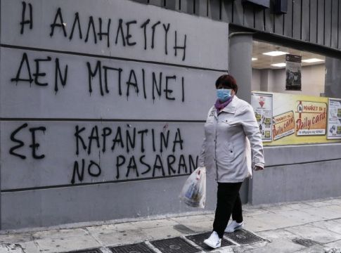 Κορωνοϊός: Ένα βήμα πριν τη χαλάρωση των μέτρων – Τι ανησυχεί περισσότερο τους επιστήμονες